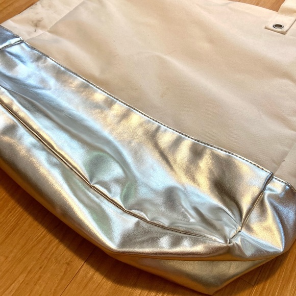 Large white tote bag with metallic silver base - Picture 4 of 7